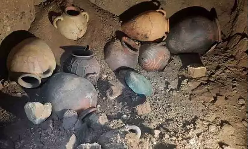 2,600 വർഷം പഴക്കമുള്ള ശവകുടീരം തുറന്നു; നിധികൾ കണ്ടെത്തി 2,600 വർഷം പഴക്കമുള്ള ശവകുടീരം തുറന്നു; നിധികൾ കണ്ടെത്തി