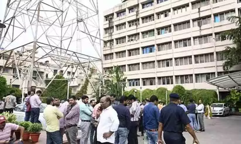 Strong tremors in delhi after 5.6 magnitude earthquake in Nepal