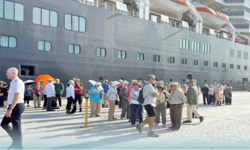 വിനോദ സഞ്ചാരികളുമായി ആഡംബര കപ്പൽ സലാലയിൽ വിനോദ സഞ്ചാരികളുമായി ആഡംബര കപ്പൽ സലാലയിൽ