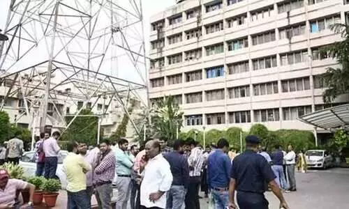 Strong tremors in delhi after 5.6 magnitude earthquake in Nepal