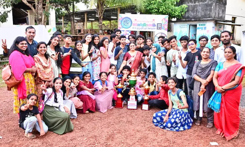 ഓവറോൾ ചാമ്പ്യന്മാരായ ദുർഗ ഹയർ സെക്കൻഡറി സ്കൂൾ ഓവറോൾ ചാമ്പ്യന്മാരായ ദുർഗ ഹയർ സെക്കൻഡറി സ്കൂൾ