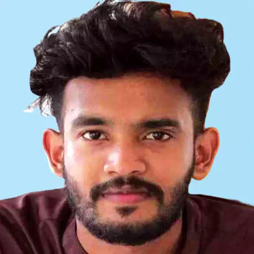 ബൈ​ക്കും ലോ​റി​യും കൂ​ട്ടി​മു​ട്ടി യു​വാ​വ് മ​രി​ച്ചു