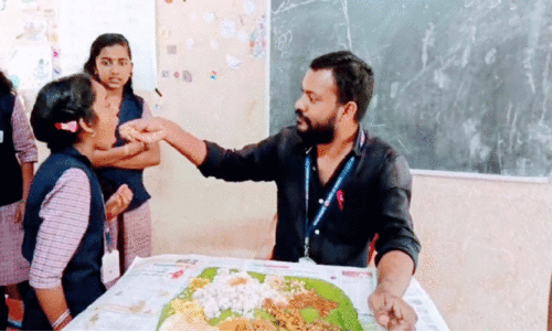 സ്നേഹത്തിന്റെ വിലയുണ്ട് കുരുന്നുകളുടെ ഈ ഉരുളക്ക്