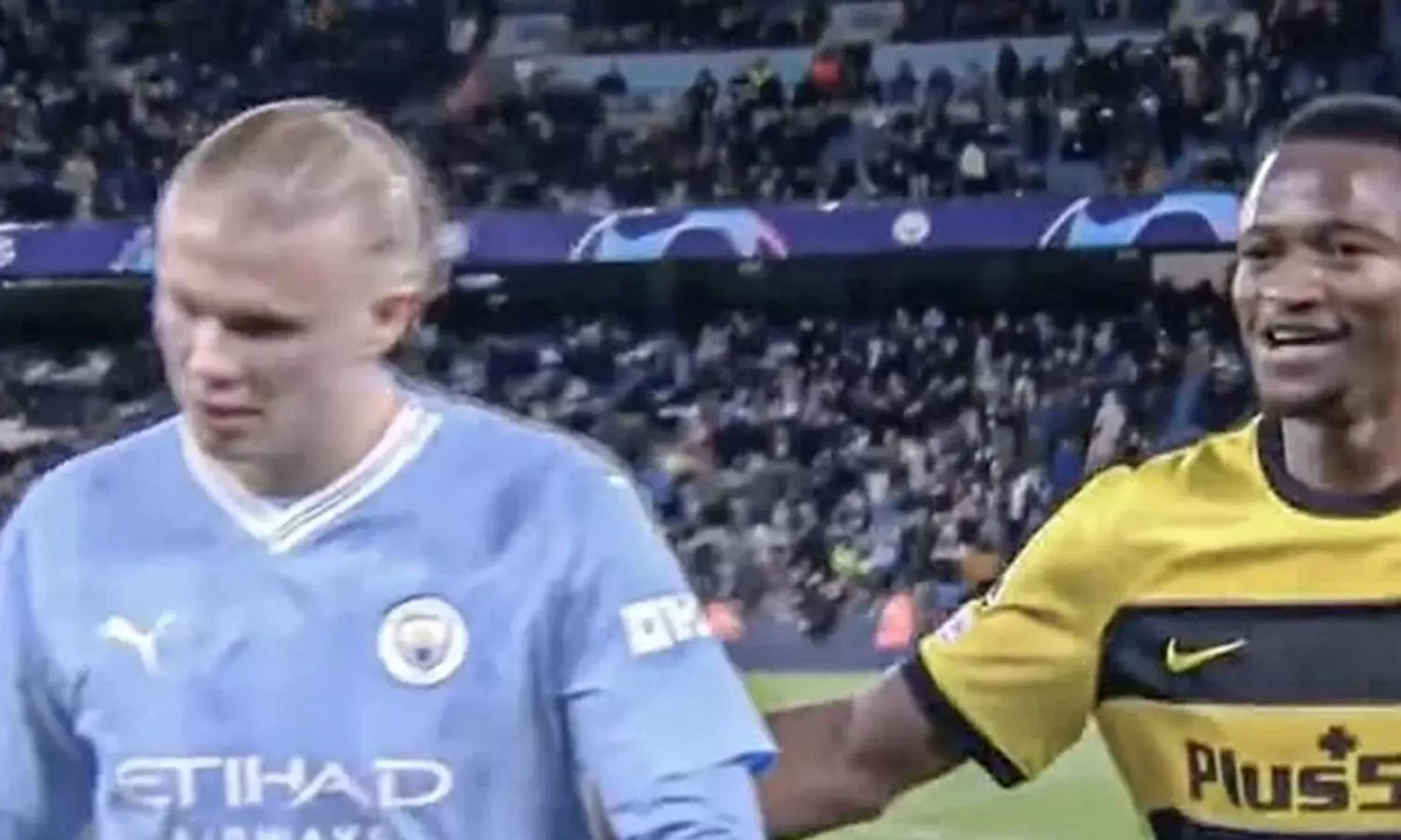 ഇടവേളക്ക് പിരിയുന്നതിനിടെ ഹാലൻഡിനോട് ജഴ്സി ചോദിച്ച് എതിർ ടീം നായകൻ; നിരാശപ്പെടുത്താതെ സൂപ്പർതാരം!