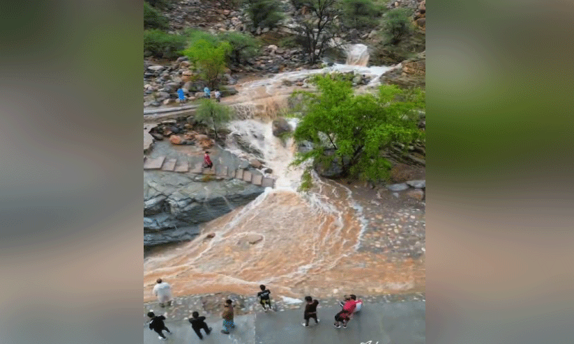 വാദിയിൽ കുടുങ്ങിയവരെ രക്ഷിച്ചു; മഴ തുടരും വാദിയിൽ കുടുങ്ങിയവരെ രക്ഷിച്ചു; മഴ തുടരും