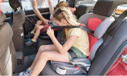 കു​ട്ടി​ക​ളു​ടെ സു​ര​ക്ഷ​ക്ക്​ ചൈ​ൽ​ഡ്​ സീ​റ്റു​ക​ൾ നി​ർ​ബ​ന്ധം