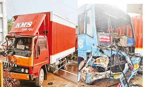 ബ​സും ക​ണ്ടെ​യ്ന​ർ ലോ​റി​യും കൂ​ട്ടി​യി​ടി​ച്ച് 22 പേ​ർ​ക്ക് പ​രി​ക്ക്