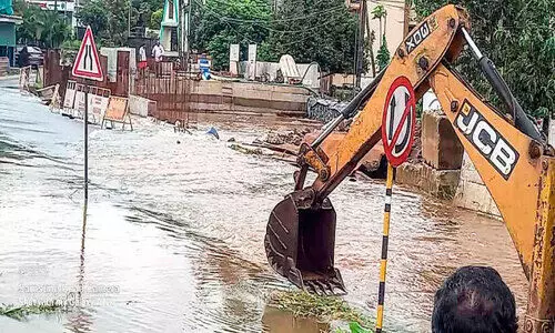 റോഡ് നിർമാണം ഇഴയുന്നു; ഭരണിപ്പറമ്പ് പാലത്തിൽ വെള്ളക്കെട്ട്