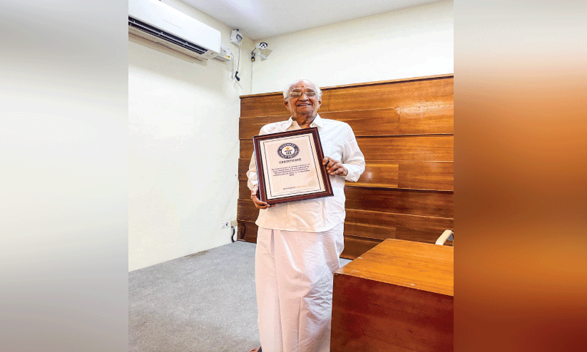 അ​ഭി​ഭാ​ഷ​ക​നാ​യി 73 വർഷം; പാ​ല​ക്കാ​ടി​ന്റെ മേ​നോ​ൻ വ​ക്കീ​ലി​ന് റെ​ക്കോ​ഡ്