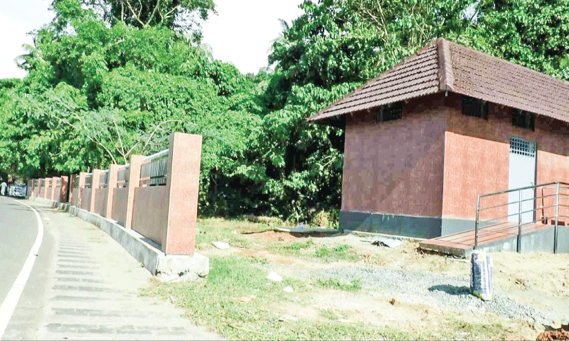 പൊ​ന്നാ​നി ന​ഗ​ര​സ​ഭ​യു​ടെ പു​ഴ​മു​റ്റം പാ​ർ​ക്ക്; നി​ർ​മാ​ണ​ത്തി​ന് പൂ​ട്ടി​ട്ട് റ​വ​ന്യു വി​ഭാ​ഗം