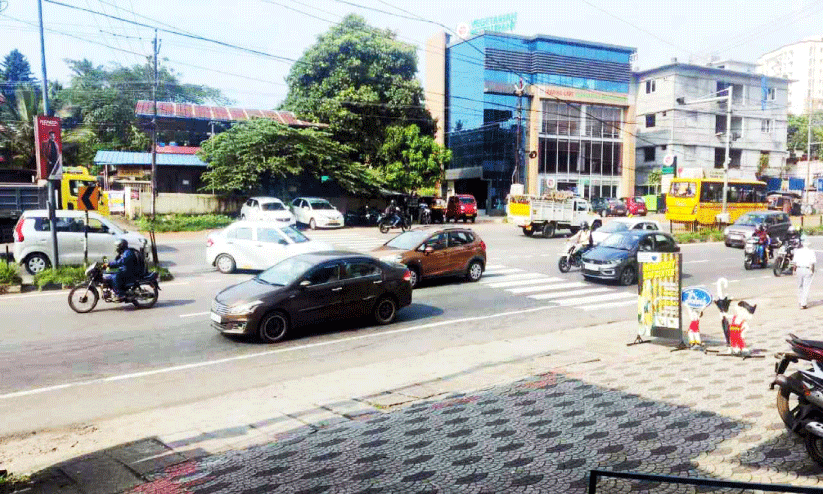 ദേശം കുന്നുംപുറം കവലയിൽ റോഡ്​ മുറിച്ചുകടക്കാൻ പെടാപ്പാട്