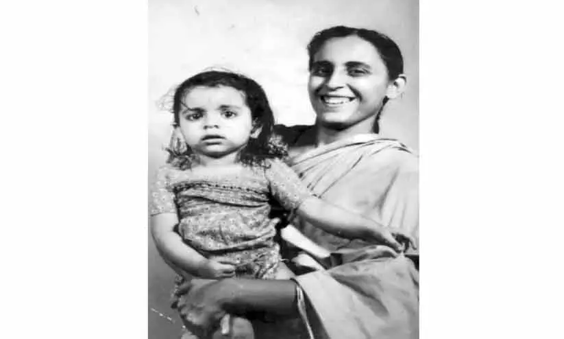 മന്ദാകിനി നാരായണൻ മകൾ അജിതക്കൊപ്പം -1952ലെ ചിത്രം