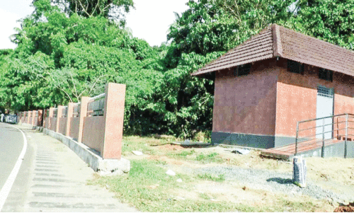 പൊ​ന്നാ​നി ന​ഗ​ര​സ​ഭ​യു​ടെ പു​ഴ​മു​റ്റം പാ​ർ​ക്ക്; നി​ർ​മാ​ണ​ത്തി​ന് പൂ​ട്ടി​ട്ട് റ​വ​ന്യു വി​ഭാ​ഗം