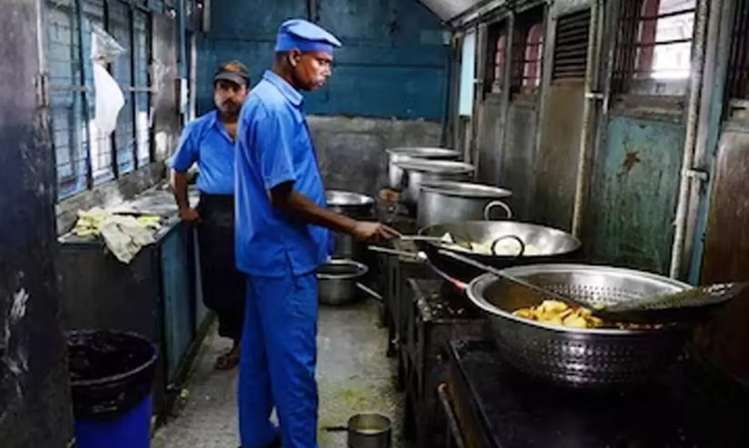 ട്രെയിനിൽ മോശം ഭക്ഷണം വിളമ്പി; യാത്രക്കാരന്‍റെ പരാതിയിൽ കേറ്ററിങ്​ ഏജൻസിക്ക്​ പിഴ