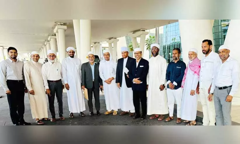 എ​സ്.​വൈ.​എ​സ് സം​സ്ഥാ​ന വൈ​സ് പ്ര​സി​ഡ​ണ്ട് സ​യ്യി​ദ് മു​ഹ​മ്മ​ദ് തു​റാ​ബ് ത​ങ്ങ​ളെ ഐ.​സി.​എ​ഫ് നേ​താ​ക്ക​ൾ എ​യ​ർ​പോ​ർ​ട്ടി​ൽ സ്വീ​ക​രി​ക്കു​ന്നു