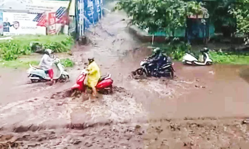 അ​ന​ങ്ങ​ൻ​മ​ല​യി​ൽ​നി​ന്ന് വെ​ള്ള​പ്പാ​ച്ചി​ൽ; പ​ന​മ​ണ്ണ സെ​ന്റ​റി​ലെ ക​ട​ക​ളി​ൽ വെ​ള്ളം ക​യ​റി