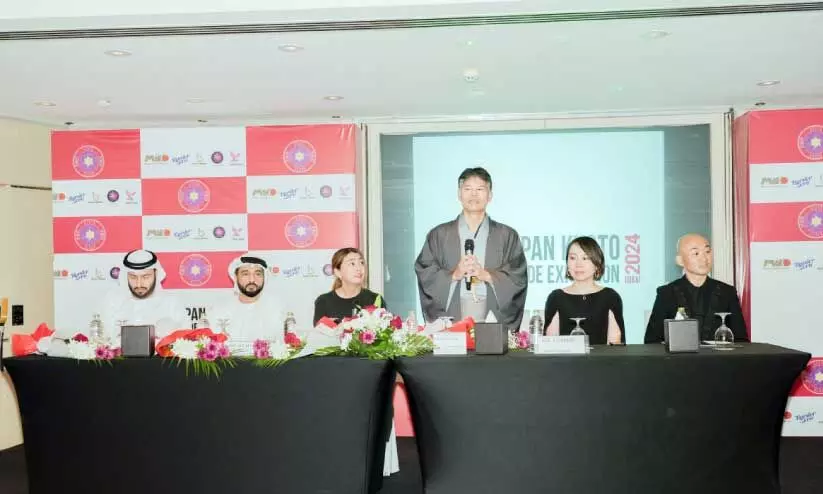 ജ​പ്പാ​ൻ ക്യോ​ട്ടോ ട്രേ​ഡ്​ എ​ക്സി​ബി​ഷ​ൻ പ്ര​ഖ്യാ​പ​ന ച​ട​ങ്ങി​ൽ ജാ​പ്പ​നീ​സ്​ പ്ര​തി​നി​ധി സം​സാ​രി​ക്കു​ന്നു