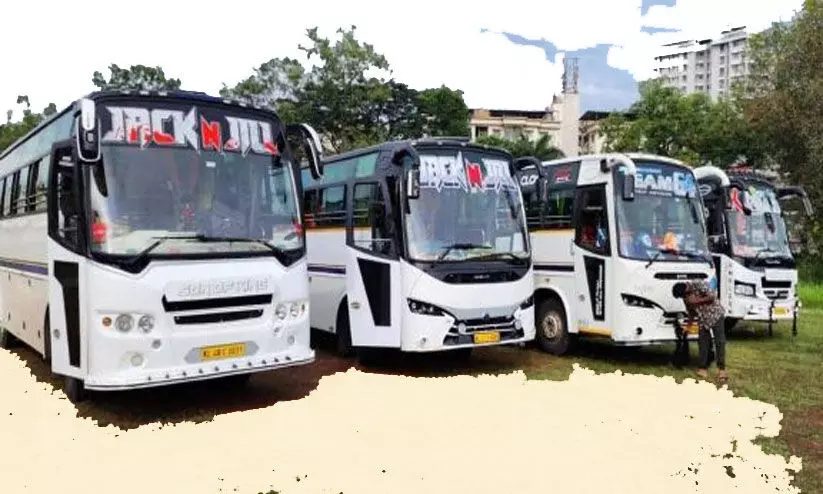 വിദ്യാർഥികളുമായി വിനോദയാത്രക്ക് ഒരുങ്ങവേ നാല് ബസുകൾ പിടിച്ചെടുത്തു വിദ്യാർഥികളുമായി വിനോദയാത്രക്ക് ഒരുങ്ങവേ നാല് ബസുകൾ പിടിച്ചെടുത്തു