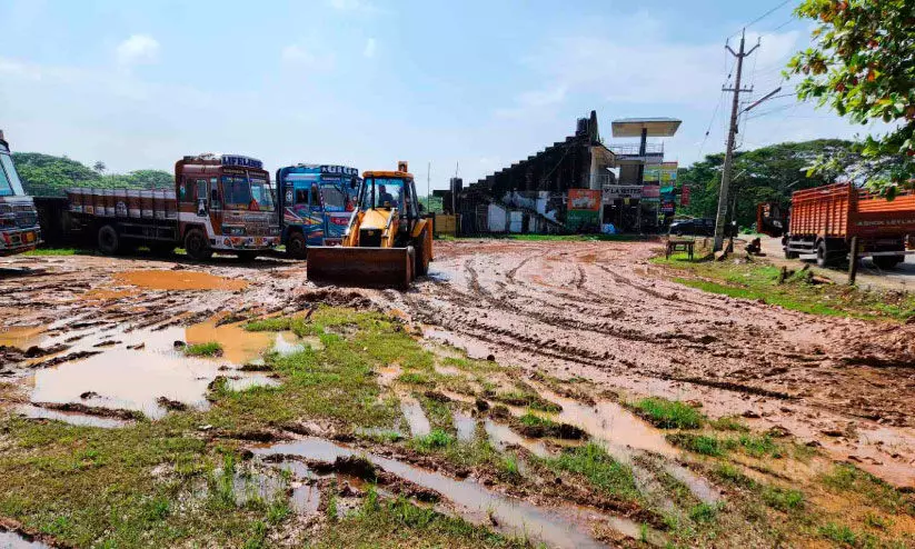 സ്റ്റേഡിയത്തിൽ വീണ്ടും അനധികൃത പാർക്കിങ്