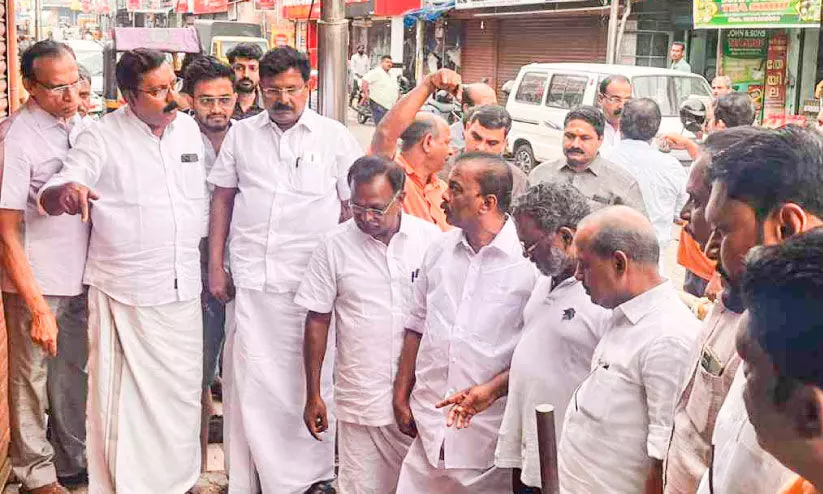 അങ്കമാലിയിലെ വെള്ളക്കെട്ട്: നഗരസഭ ചെയർമാനും സംഘവും കാന പരിശോധിച്ചു
