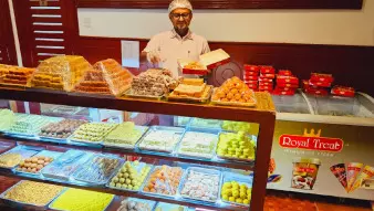 പ​ടി​വാ​തി​ലി​ൽ ദീ​പാ​വ​ലി; മ​ധു​ര വി​പ​ണി സ​ജീ​വം