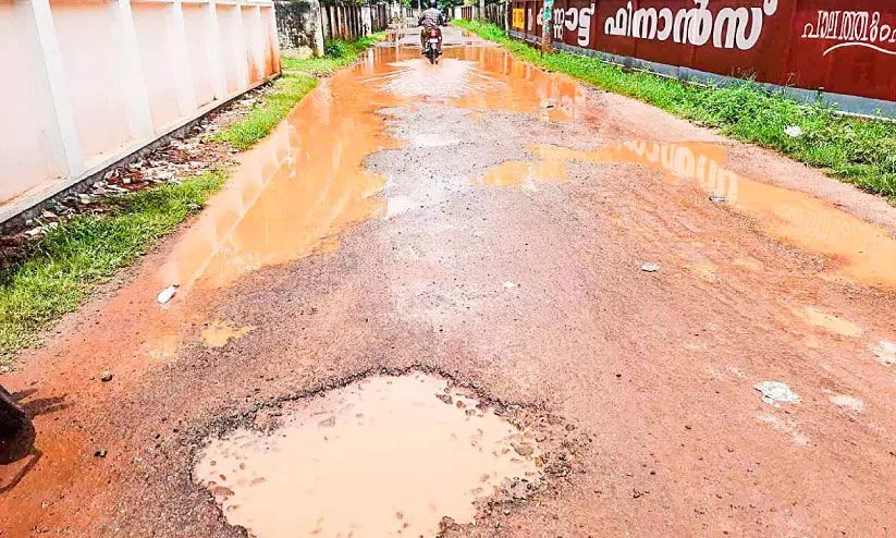 ഉമ്മർമുക്ക്-ചക്കിലിക്കടവ് റോഡിൽ ദുരിതയാത്ര; നടുവൊടിയും