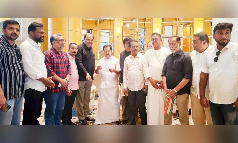 മ​ല​ബാ​ർ പ്ര​വാ​സി (യു.​എ.​ഇ) പ്ര​തി​നി​ധി​ക​ൾ അ​ഷ്‌​റ​ഫ് താ​മ​ര​ശ്ശേ​രി​യു​ടെ നേ​തൃ​ത്വ​ത്തി​ൽ  ര​മേ​ശ് ചെ​ന്നി​ത്ത​ല എം.​എ​ൽ.​എ​ക്ക്​ നി​വേ​ദ​നം ന​ൽ​കു​ന്നു