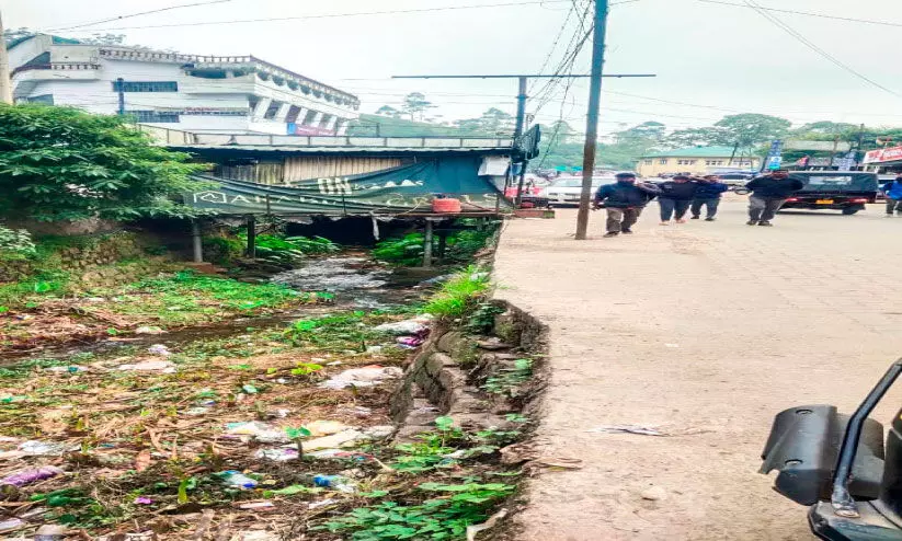 സുരക്ഷാവേലിയില്ല; മൂന്നാർ ടൗണിലെ ഇടറോഡുകളിൽ അപകടക്കെണി സുരക്ഷാവേലിയില്ല; മൂന്നാർ ടൗണിലെ ഇടറോഡുകളിൽ അപകടക്കെണി