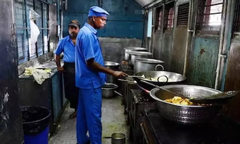 ട്രെയിനിൽ മോശം ഭക്ഷണം വിളമ്പി; യാത്രക്കാരന്‍റെ പരാതിയിൽ കേറ്ററിങ്​ ഏജൻസിക്ക്​ പിഴ