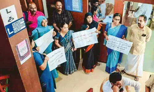 അ​ങ്ങാ​ടി​പ്പു​റ​ത്ത് ഭ​ര​ണ​സ​മി​തി​യി​ൽ​നി​ന്ന് സി.​പി.​എം അം​ഗ​ങ്ങ​ൾ ഇ​റ​ങ്ങി​പ്പോ​യി