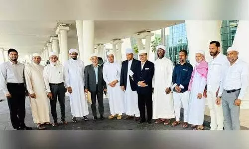 എ​സ്.​വൈ.​എ​സ് സം​സ്ഥാ​ന വൈ​സ് പ്ര​സി​ഡ​ണ്ട് സ​യ്യി​ദ് മു​ഹ​മ്മ​ദ് തു​റാ​ബ് ത​ങ്ങ​ളെ ഐ.​സി.​എ​ഫ് നേ​താ​ക്ക​ൾ എ​യ​ർ​പോ​ർ​ട്ടി​ൽ സ്വീ​ക​രി​ക്കു​ന്നു