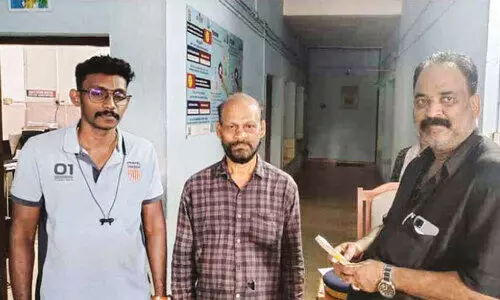 ഇത് താൻ ടാ പൊലീസ്...;വ​ഴി​യി​ൽ ന​ഷ്ട​പ്പെ​ട്ട പ​ണം ക​ണ്ടെ​ത്തി ഉ​ട​മ​ക്ക് ന​ല്‍കി പൊ​ലീ​സു​കാ​ര​ന്‍