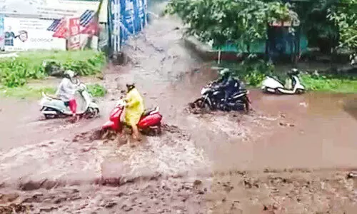 അ​ന​ങ്ങ​ൻ​മ​ല​യി​ൽ​നി​ന്ന് വെ​ള്ള​പ്പാ​ച്ചി​ൽ; പ​ന​മ​ണ്ണ സെ​ന്റ​റി​ലെ ക​ട​ക​ളി​ൽ വെ​ള്ളം ക​യ​റി