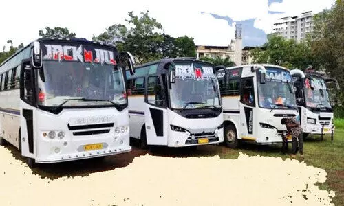 വിദ്യാർഥികളുമായി വിനോദയാത്രക്ക്​ ഒരുങ്ങവേ നാല്​ ബസുകൾ പിടിച്ചെടുത്തു