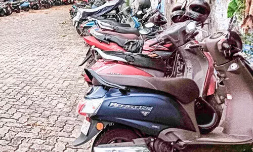 പാർക്കിങ് കേന്ദ്രത്തിൽനിന്ന് ഹെൽമറ്റുകൾ കാണാതാകുന്നു പാർക്കിങ് കേന്ദ്രത്തിൽനിന്ന് ഹെൽമറ്റുകൾ കാണാതാകുന്നു