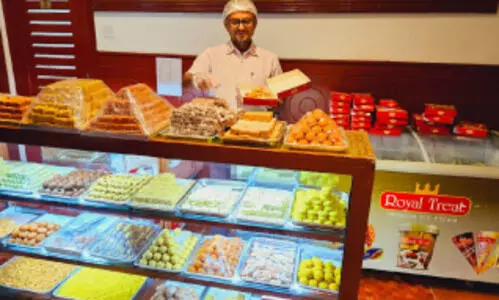 പ​ടി​വാ​തി​ലി​ൽ ദീ​പാ​വ​ലി; മ​ധു​ര വി​പ​ണി സ​ജീ​വം