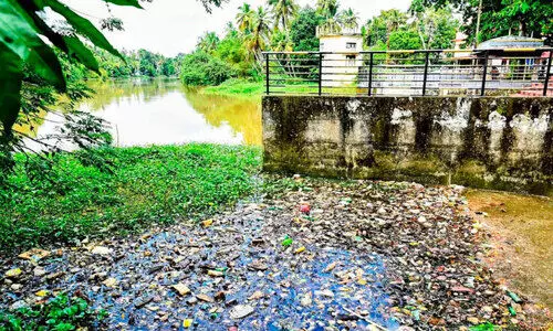 മാലിന്യം തള്ളൽ കേന്ദ്രമായി കോട്ടത്തോട്; കൈയേറിയവർക്ക്​ നോട്ടീസ് നൽകി നഗരസഭ