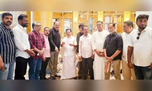 മ​ല​ബാ​ർ പ്ര​വാ​സി (യു.​എ.​ഇ) പ്ര​തി​നി​ധി​ക​ൾ അ​ഷ്‌​റ​ഫ് താ​മ​ര​ശ്ശേ​രി​യു​ടെ നേ​തൃ​ത്വ​ത്തി​ൽ  ര​മേ​ശ് ചെ​ന്നി​ത്ത​ല എം.​എ​ൽ.​എ​ക്ക്​ നി​വേ​ദ​നം ന​ൽ​കു​ന്നു