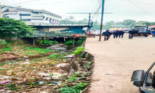 സുരക്ഷാവേലിയില്ല; മൂന്നാർ ടൗണിലെ ഇടറോഡുകളിൽ അപകടക്കെണി