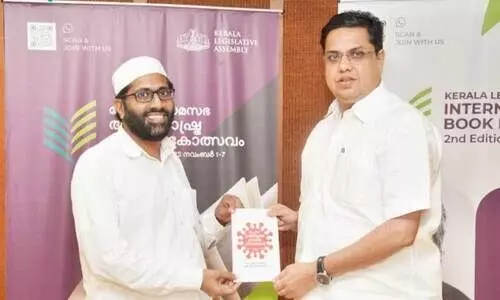 ‘മ​ഹാ​മാ​രി​യു​ടെ മാ​ര​ക ദി​ന​ങ്ങ​ൾ’ കേ​ര​ള നി​യ​മ​സ​ഭ സ്പീ​ക്ക​ർ എ.​എ​ൻ. ഷം​സീ​ർ പ്ര​കാ​ശ​നം ചെ​യ്യു​ന്നു