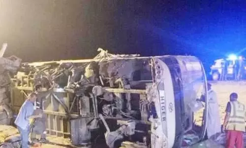 അ​പ​ക​ട​ത്തി​ൽ​പെ​ട്ട ബ​സ്