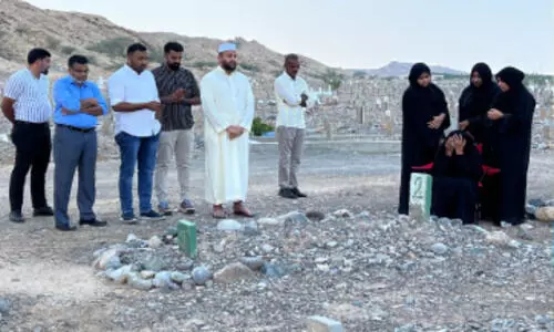 പ്രിയ മകനേ... ഉള്ളുരുകി ആമിനയുമ്മ; കോവിഡ് കവർന്ന ഏകമകന്റെ ഖബറിടത്തിൽ മാതാവ് പ്രിയ മകനേ... ഉള്ളുരുകി ആമിനയുമ്മ; കോവിഡ് കവർന്ന ഏകമകന്റെ ഖബറിടത്തിൽ മാതാവ്