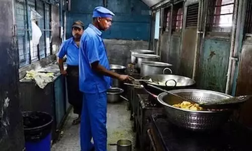 ട്രെയിനിൽ മോശം ഭക്ഷണം വിളമ്പി; യാത്രക്കാരന്‍റെ പരാതിയിൽ കേറ്ററിങ്​ ഏജൻസിക്ക്​ പിഴ