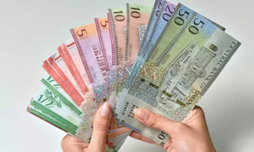 ഇന്ത്യൻ രൂപ സർവകാല തകർച്ചയിൽ; റിയാലിന്റെ വിനിമയ നിരക്ക് വീണ്ടും 216 കടന്നു ഇന്ത്യൻ രൂപ സർവകാല തകർച്ചയിൽ; റിയാലിന്റെ വിനിമയ നിരക്ക് വീണ്ടും 216 കടന്നു