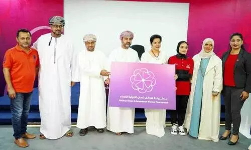 അ​ന്താ​രാ​ഷ്​​ട്ര വ​നി​താ ഹോ​ക്കി ടൂ​ർ​ണ​മെ​ന്‍റി​ന്‍റെ ലോ​ഗോ പ്ര​കാ​ശ​നം ചെ​യ്യു​ന്നു