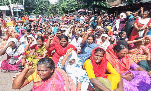കെ.​പി റോ​ഡി​ൽ സ​മ​ര​ത്തി​ൽ പ​ങ്കെ​ടു​ക്കുന്ന വ​നി​ത​ക​ൾ