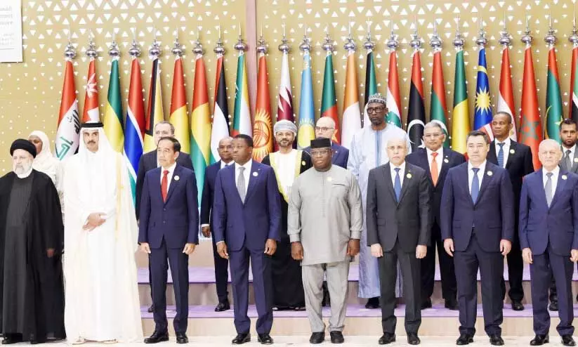 റിയാദിൽ നടന്ന അസാധാരണ അറബ്-ഇസ്ലാമിക് ഉച്ചകോടിയിൽ നേതാക്കളോടൊപ്പം ഒമാൻ വിദേശകാര്യമന്ത്രി സയ്യിദ് ബദർ ഹമദ് അൽ ബുസൈദി റിയാദിൽ നടന്ന അസാധാരണ അറബ്-ഇസ്ലാമിക് ഉച്ചകോടിയിൽ നേതാക്കളോടൊപ്പം ഒമാൻ വിദേശകാര്യമന്ത്രി സയ്യിദ് ബദർ ഹമദ് അൽ ബുസൈദി