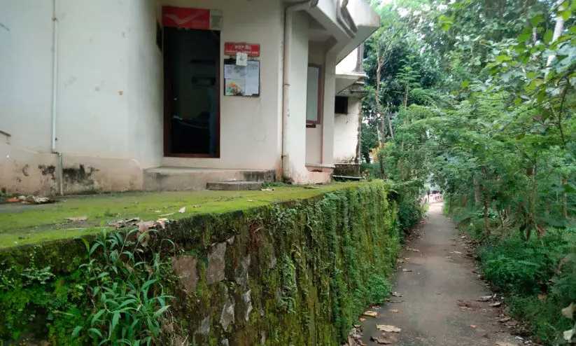 വീണു പരിക്കേറ്റ ബാങ്ക് സുരക്ഷാ ജീവനക്കാരന്‍ ഗുരുതരാവസ്ഥയിൽ