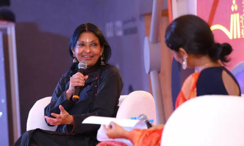 ഷാ​ർ​ജ അ​ന്താ​രാ​ഷ്ട്ര പു​സ്ത​കോ​ത്സ​വ​ത്തി​ലെ സം​വാ​ദ​ത്തി​ൽ  മ​ല്ലി​ക സാ​രാ​ഭാ​യ് സം​സാ​രി​ക്കു​ന്നു