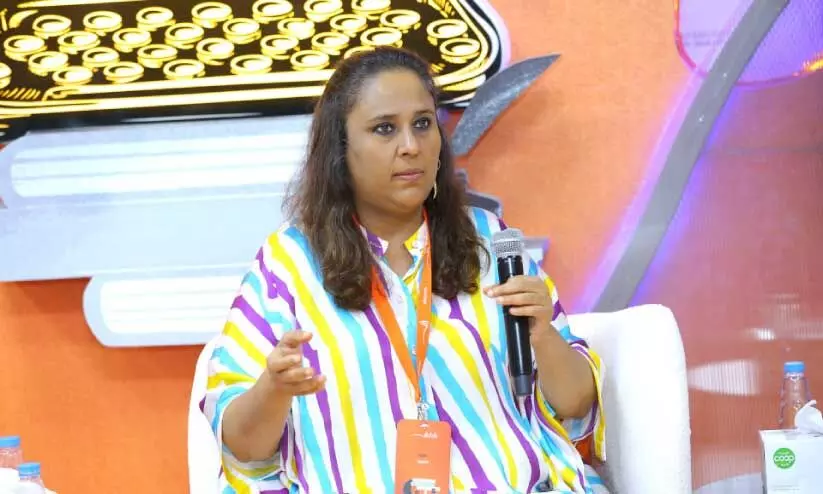 ഷാ​ര്‍ജ രാ​ജ്യാ​ന്ത​ര പു​സ്ത​ക​മേ​ള​യി​ല്‍ ന​ട​ന്ന സം​വാ​ദ​ത്തി​ല്‍  ചോ​ദ്യ​ങ്ങ​ളോ​ട്​ പ്ര​തി​ക​രി​ക്കു​ന്ന മാ​ധ്യ​മ പ്ര​വ​ർ​ത്ത​ക ബ​ർ​ഖ ദ​ത്ത്​